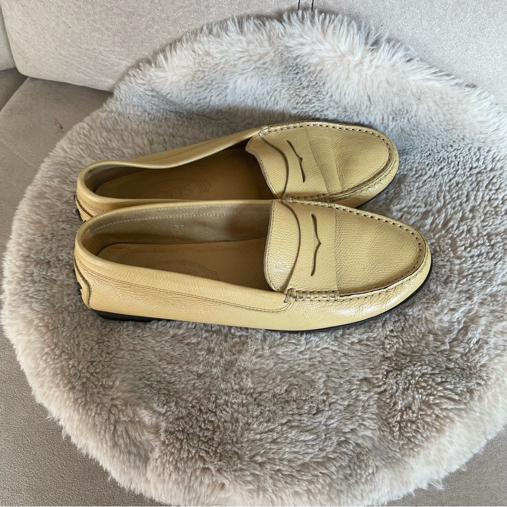 Beautiful Tod's Beige Leather Loafers